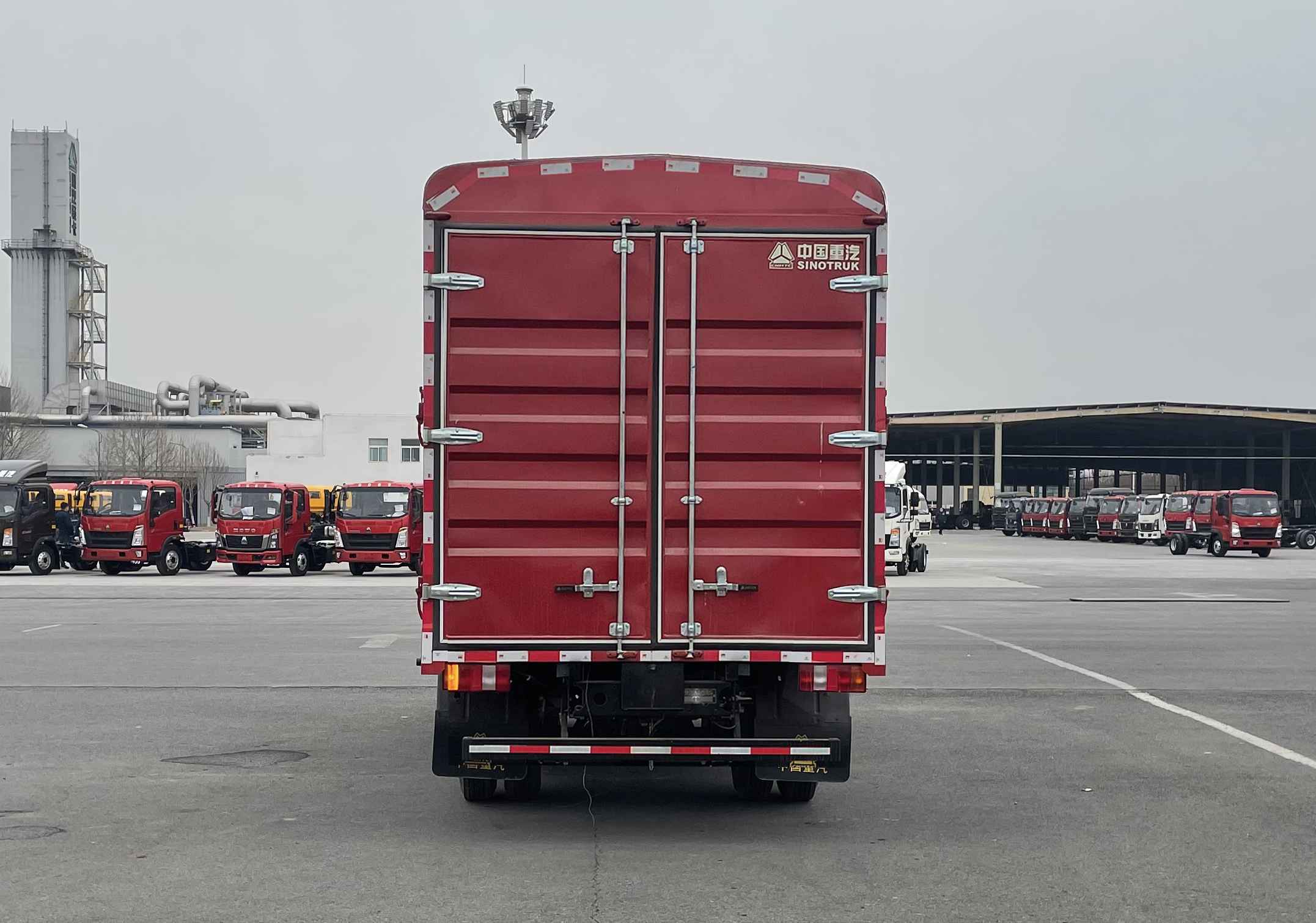 豪沃牌ZZ5047CCYC3215F145倉柵式運(yùn)輸車公告圖片