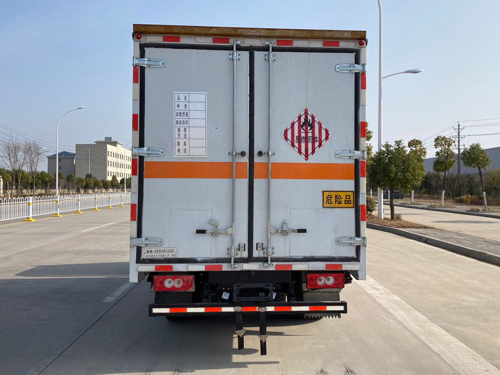 楚勝牌CSC5045XRGB6易燃固體廂式運輸車公告圖片