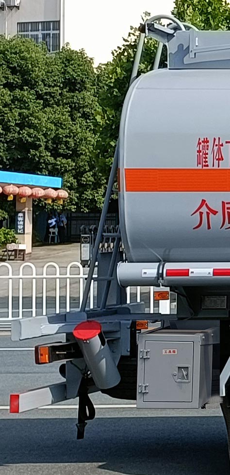 新東日牌YZR5260GYYD6運(yùn)油車公告圖片