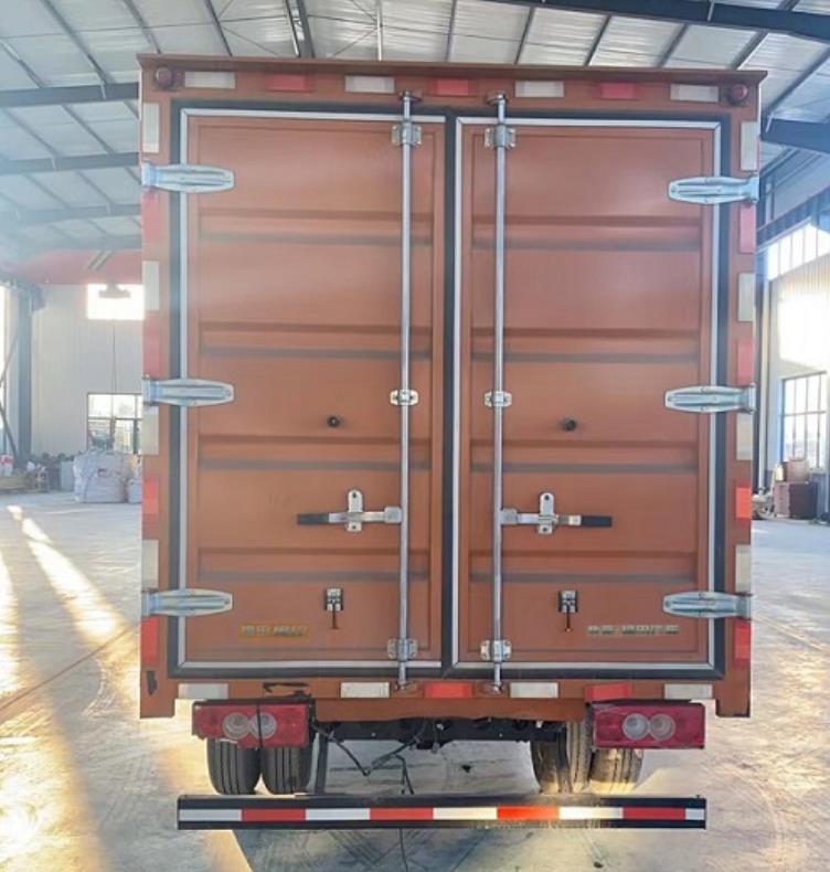 福田牌BJ5031XXY3AV6-AA1廂式運(yùn)輸車公告圖片