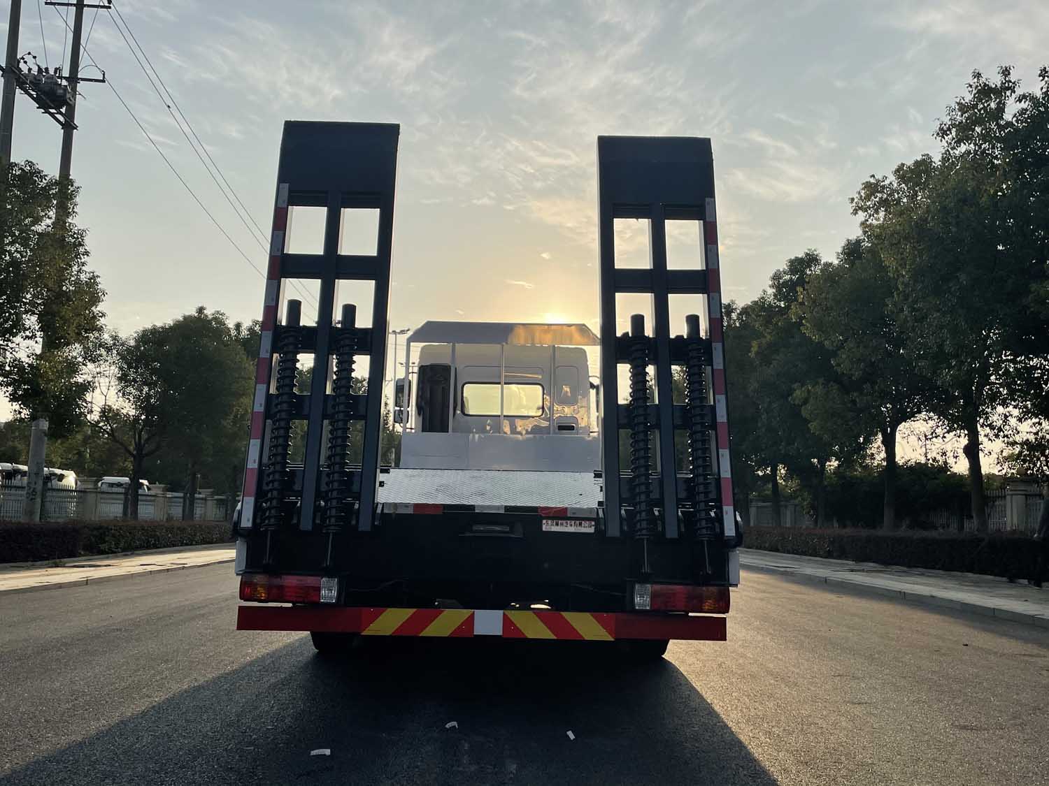 乘龍牌LZ5310TPBH5FC2平板運(yùn)輸車公告圖片