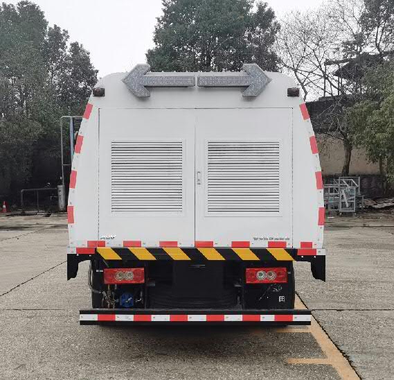 普羅科牌BJ5084GQXE6-P3護(hù)欄清洗車公告圖片