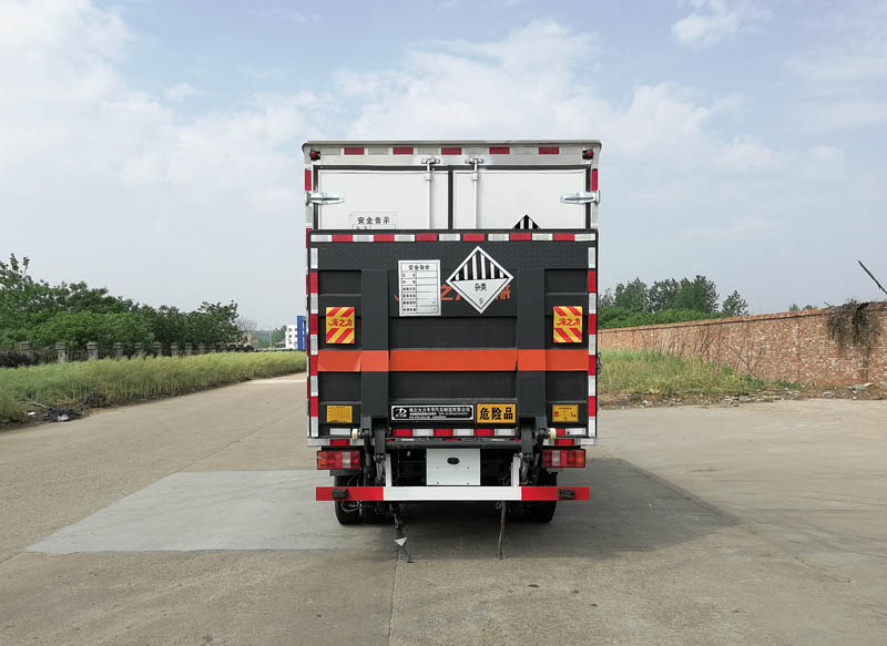 大力牌DLQ5042XZWZZ6雜項(xiàng)危險(xiǎn)物品廂式運(yùn)輸車(chē)公告圖片