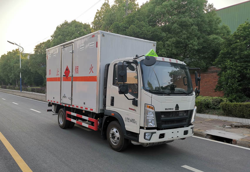 大力牌DLQ5041XRYZZ6易燃液体厢式运输车公告图片