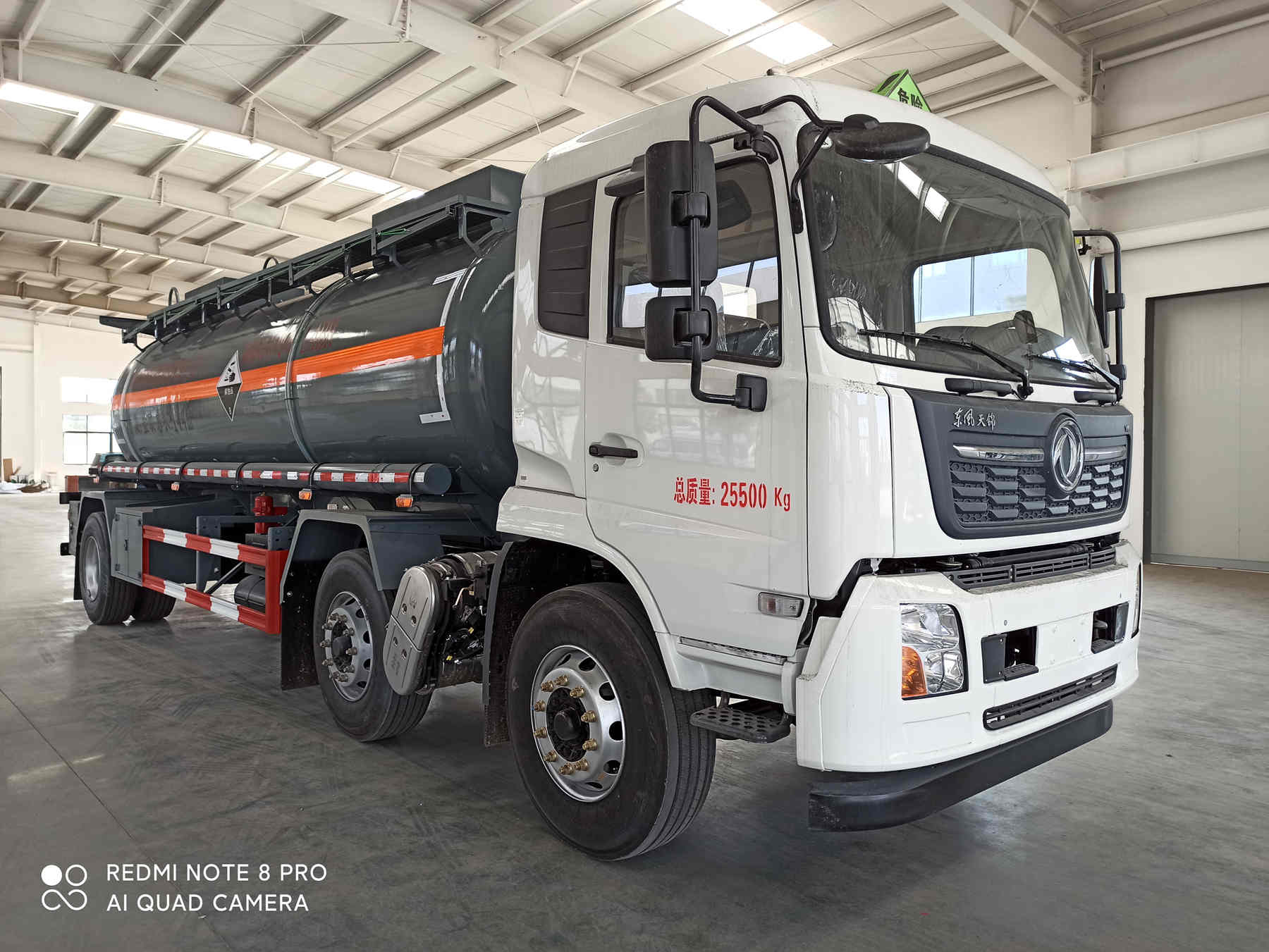 大力牌DLQ5260GFWD6腐蚀性物品罐式运输车公告图片
