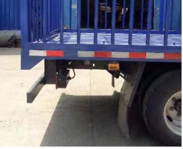 乘龍牌LZ5042CCQL2AC1畜禽運(yùn)輸車公告圖片