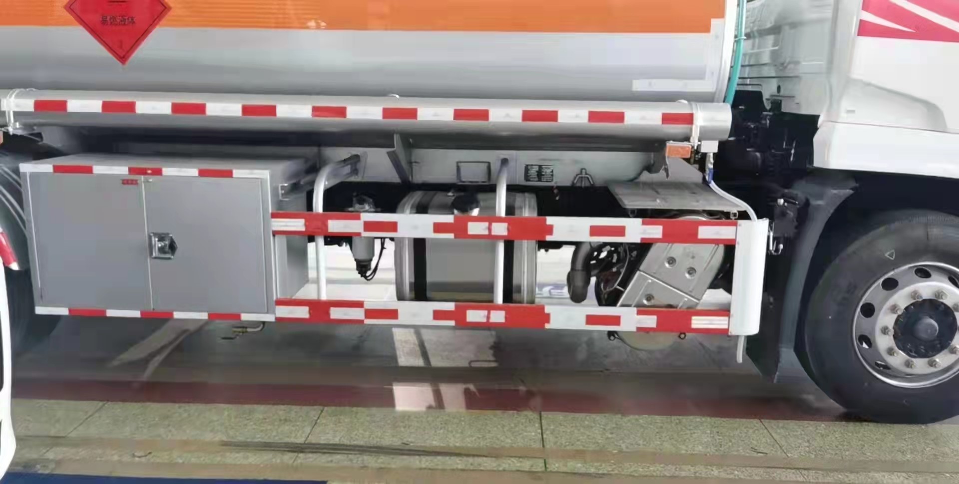 楚韵牌EZW5180GJYD6加油车公告图片