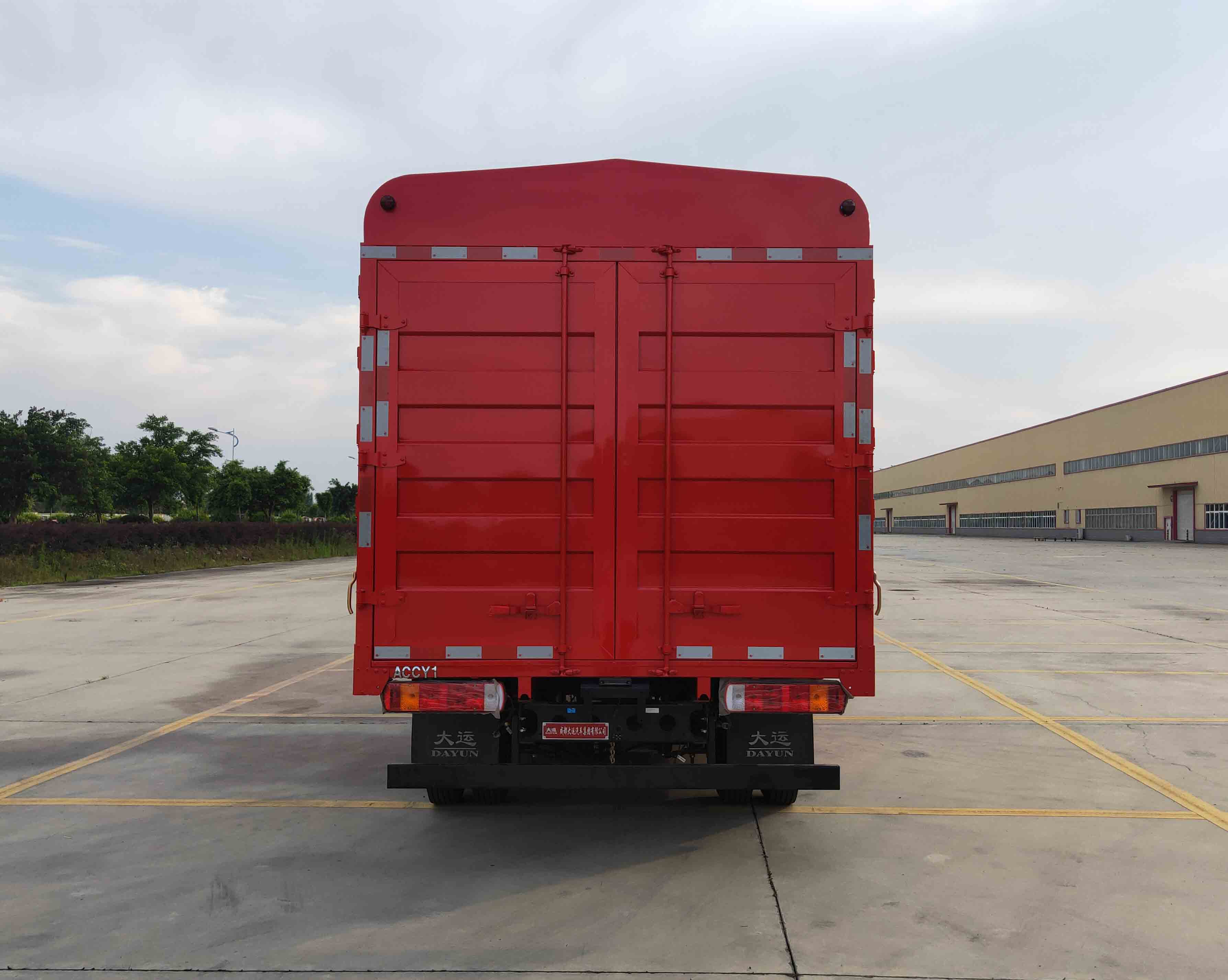 大運(yùn)牌CGC5040CCYBBEV633純電動(dòng)倉柵式運(yùn)輸車公告圖片