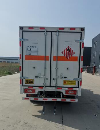 鴻星達(dá)牌SJR5044XRG-6易燃固體廂式運(yùn)輸車公告圖片