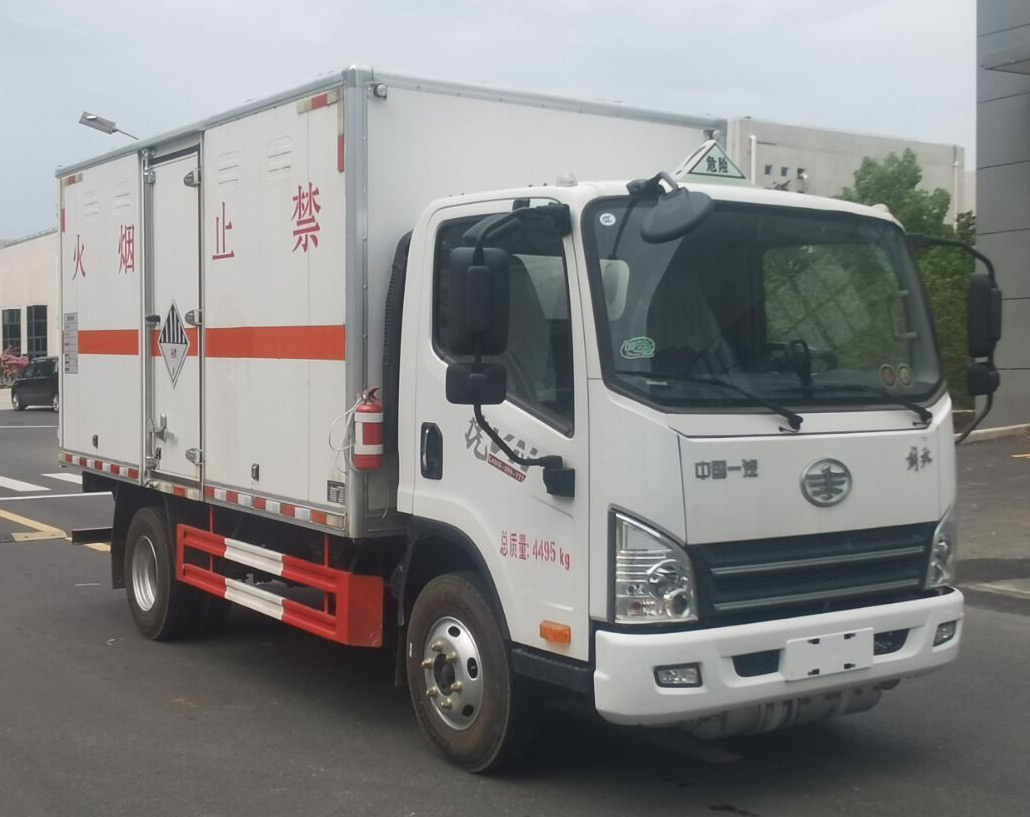 同銳通牌CAA5040XZWC6雜項(xiàng)危險(xiǎn)物品廂式運(yùn)輸車公告圖片