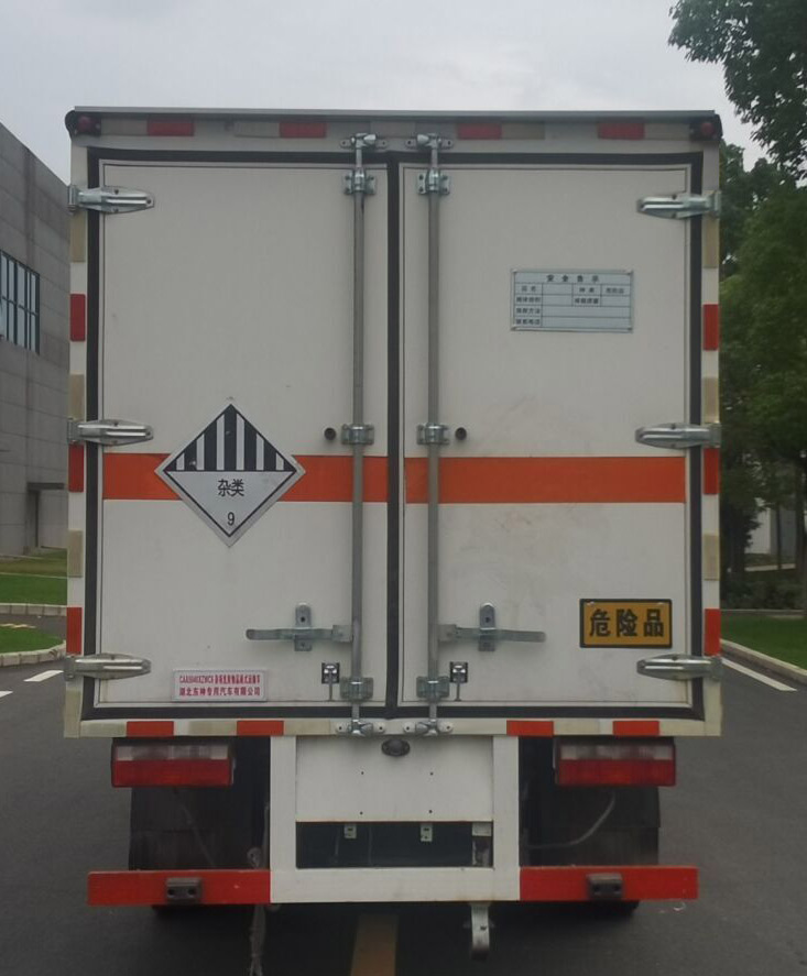 同銳通牌CAA5040XZWC6雜項(xiàng)危險(xiǎn)物品廂式運(yùn)輸車公告圖片