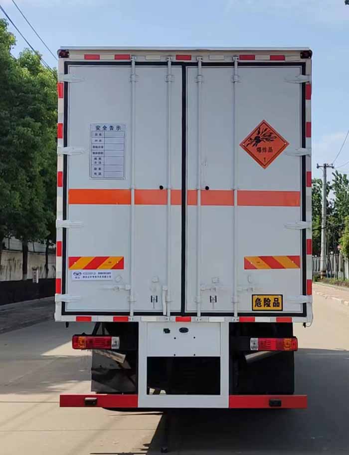 华通牌HCQ5230XQYLZ6爆破器材运输车公告图片