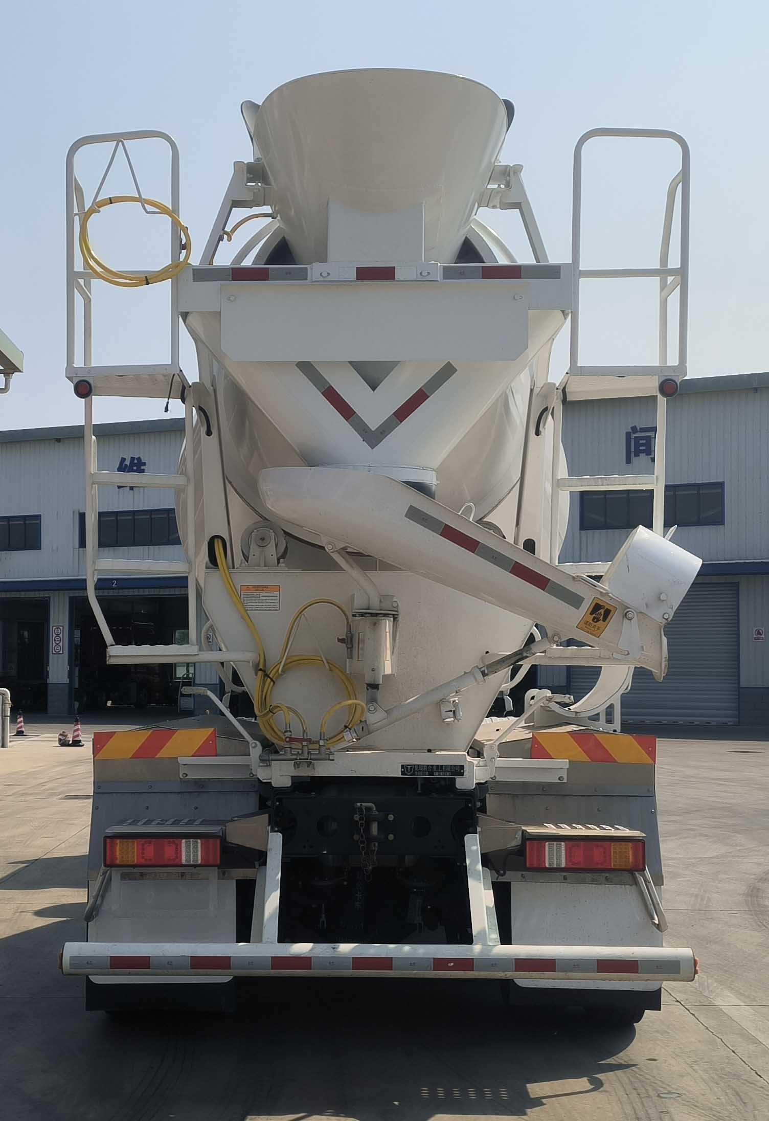 集瑞聯(lián)合牌QCC5313GJBD666-5混凝土攪拌運輸車公告圖片