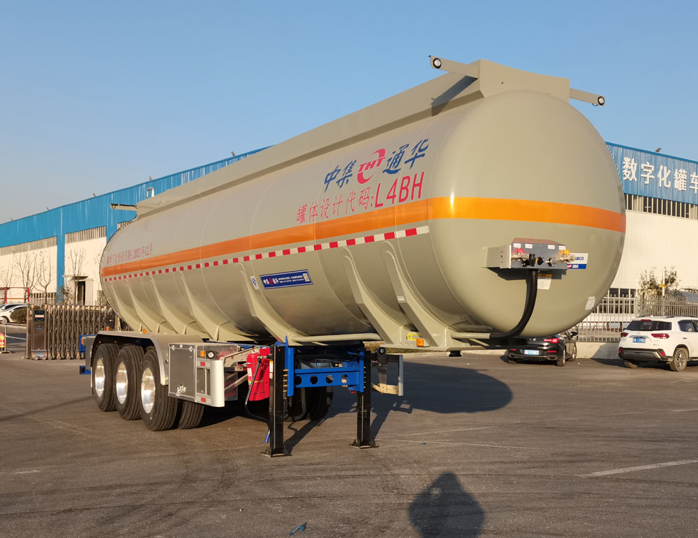 通华牌11米33.5吨3轴腐蚀性物品罐式运输半挂车(THT9404GFWF)