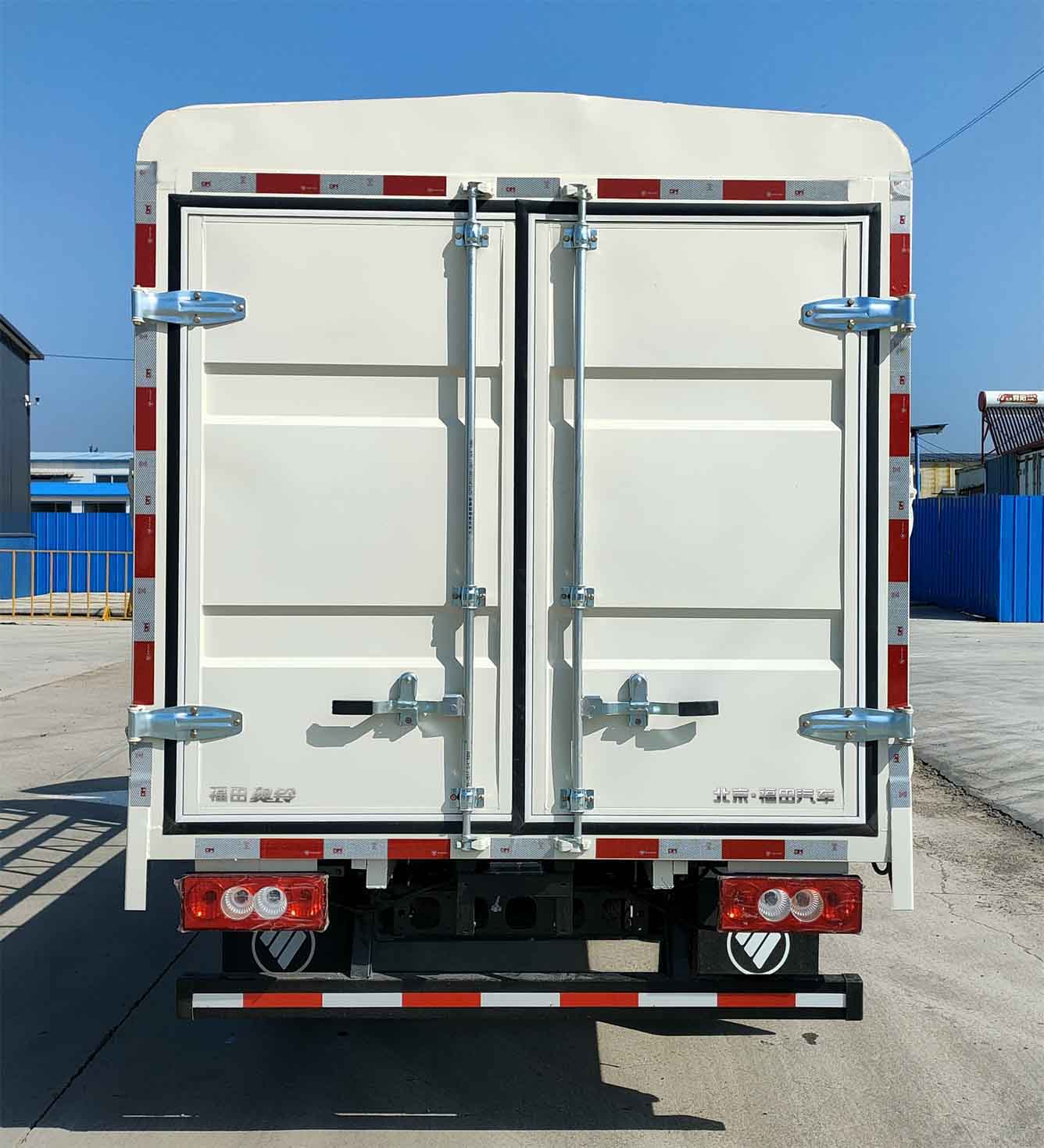 福田牌BJ5044CCY9JA5-AA1倉(cāng)柵式運(yùn)輸車公告圖片