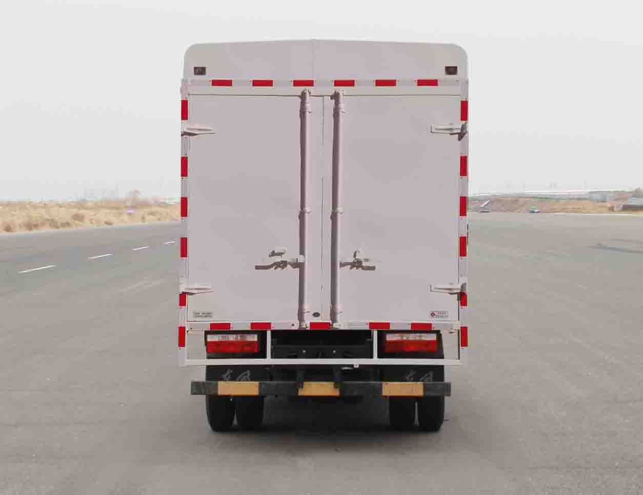 東風(fēng)牌EQ5041CCY8CDBAC倉(cāng)柵式運(yùn)輸車公告圖片