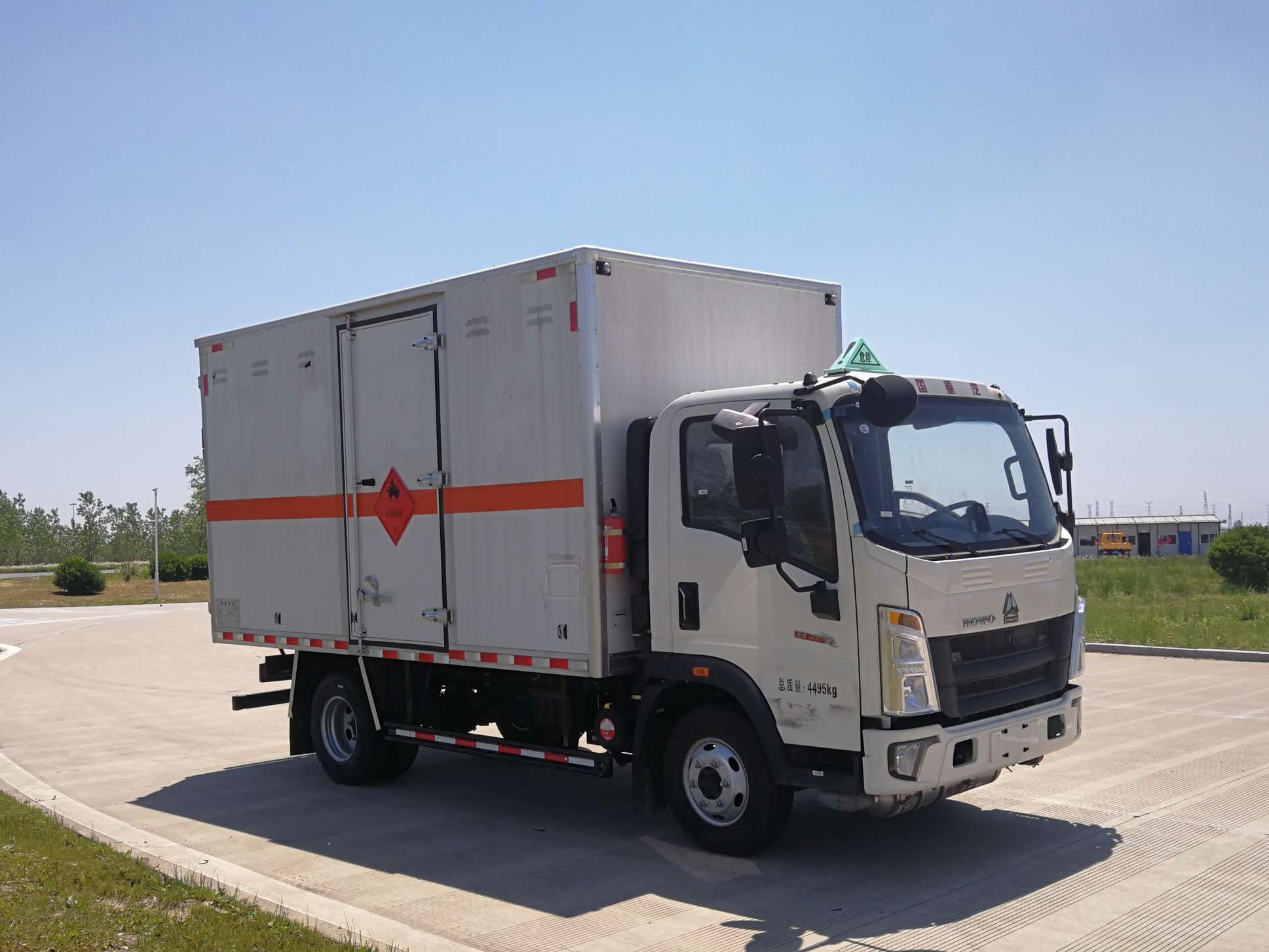 豪沃牌ZZ5047XRYH3315F145易燃液體廂式運(yùn)輸車公告圖片