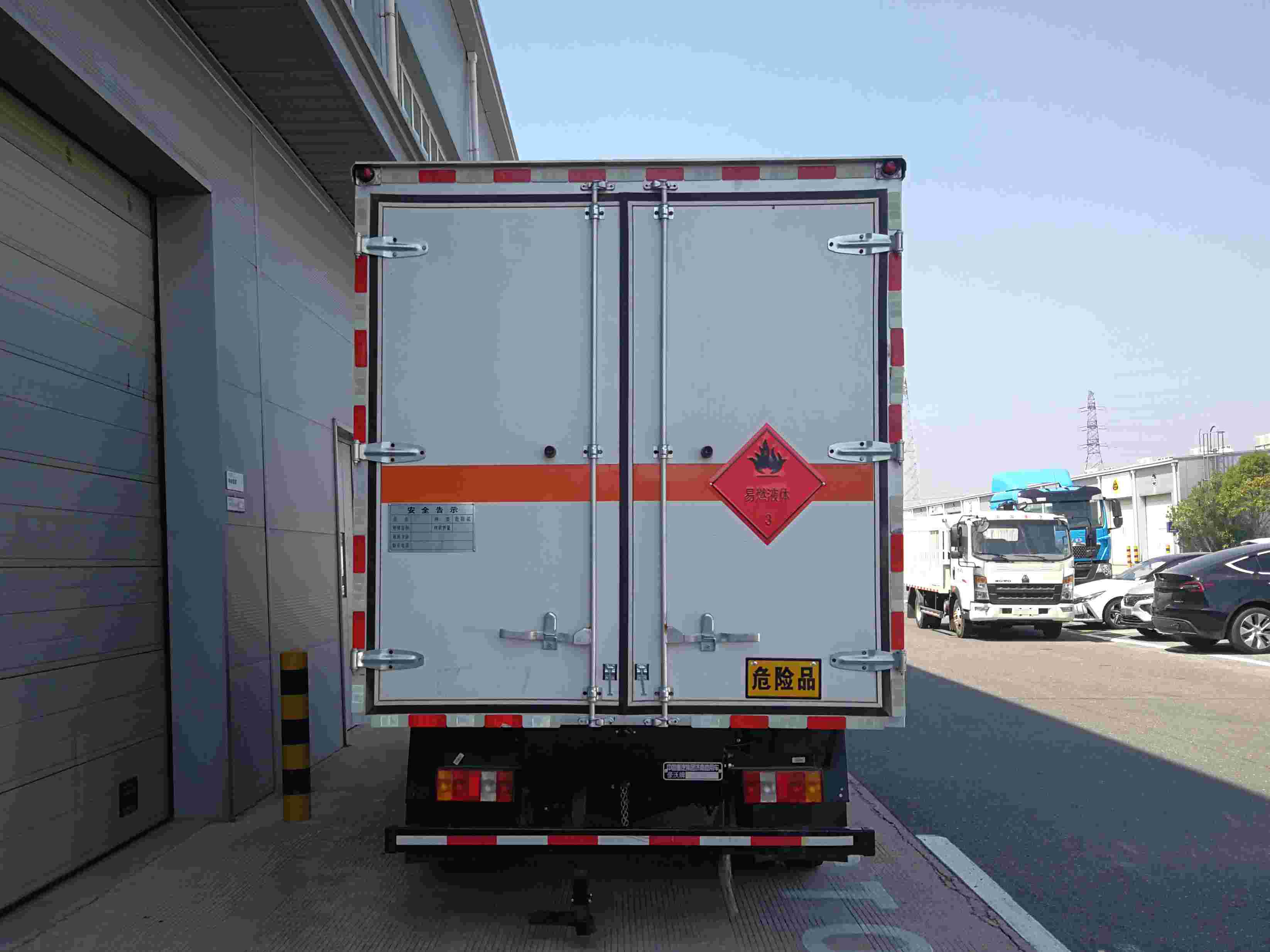 豪沃牌ZZ5047XRYH3315F145易燃液體廂式運(yùn)輸車公告圖片