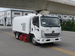 扫路车