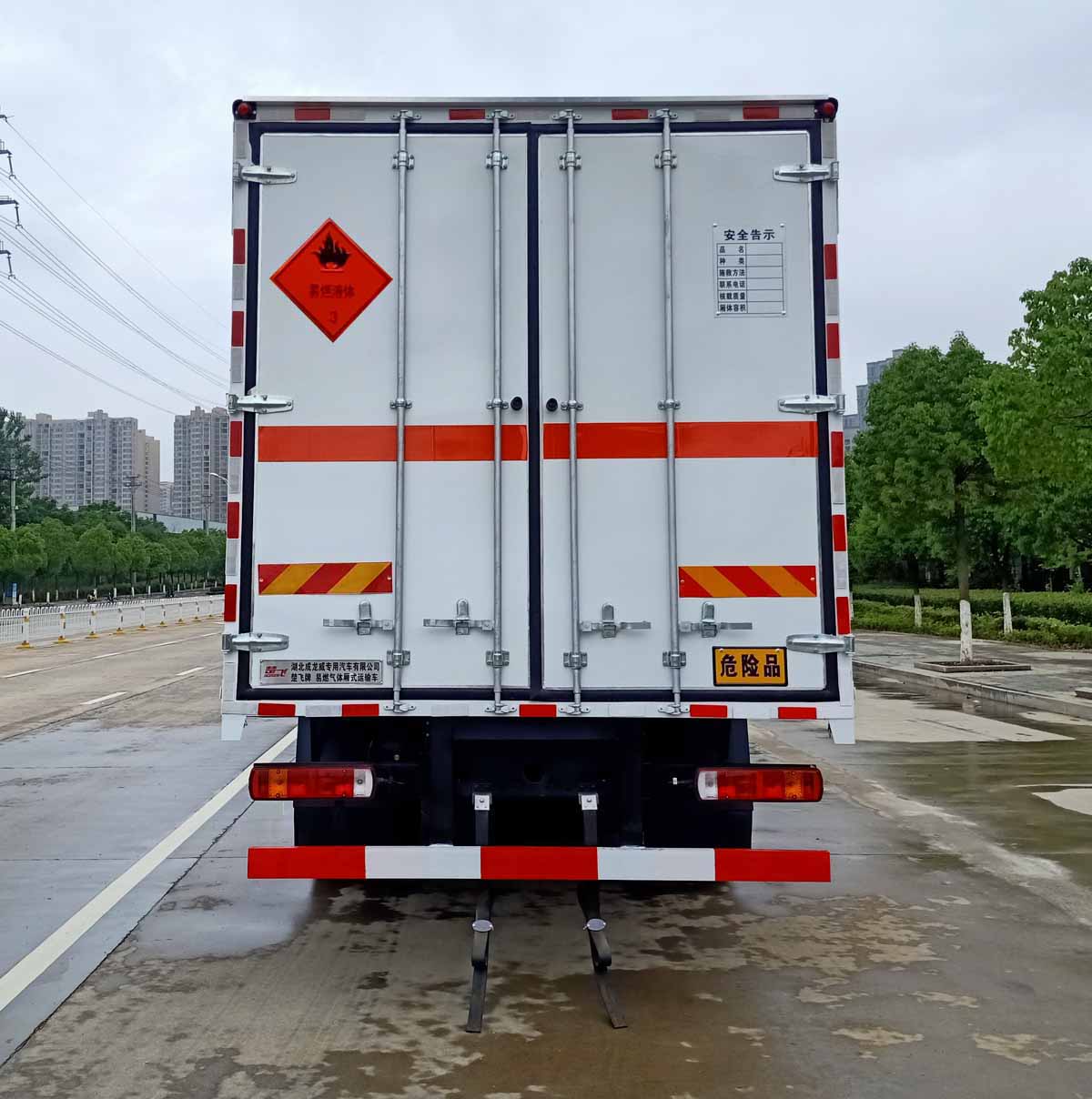 楚飞牌CLQ5180XRY6BJ易燃液体厢式运输车公告图片