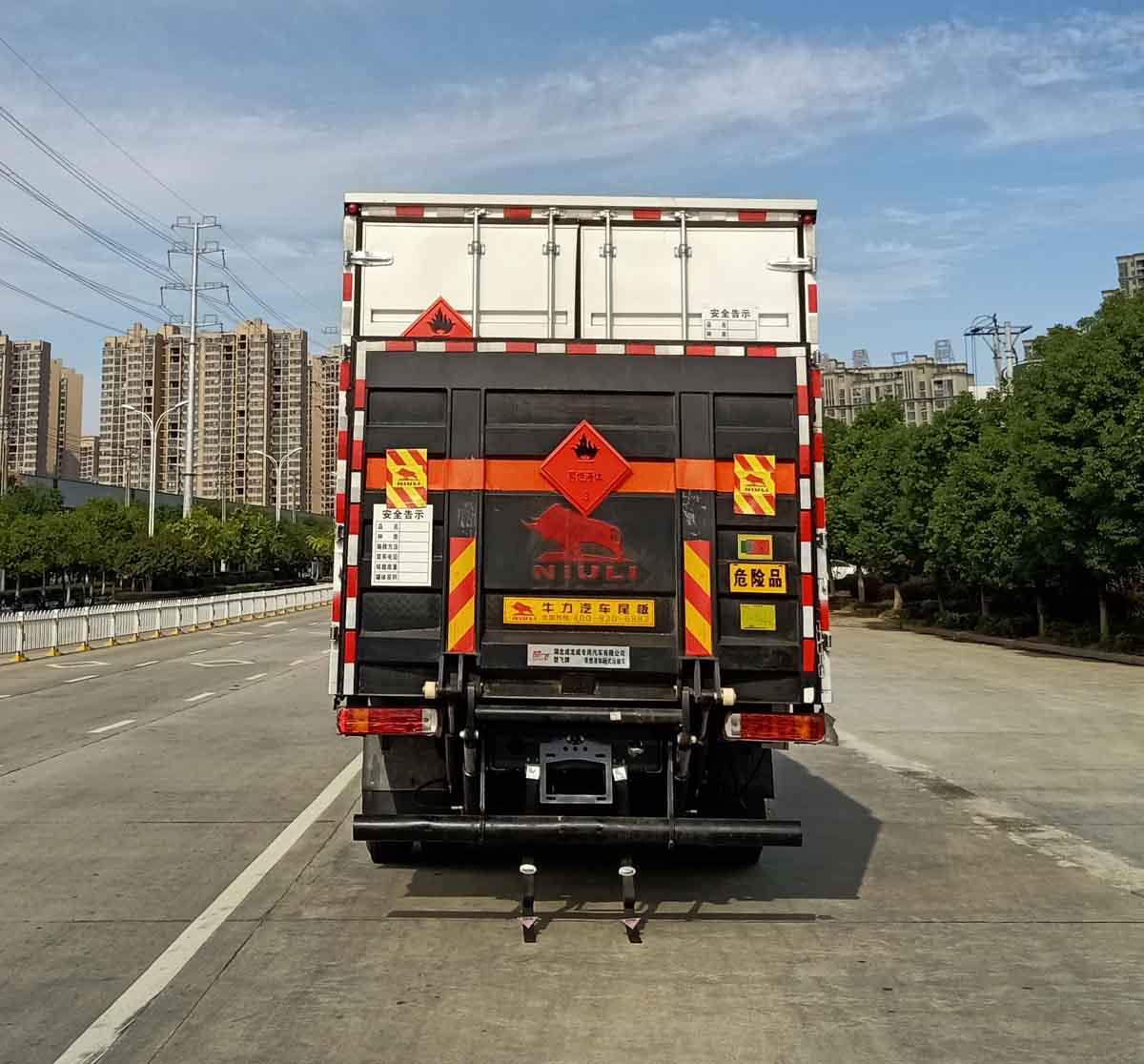 楚飞牌CLQ5180XRY6BJ易燃液体厢式运输车公告图片