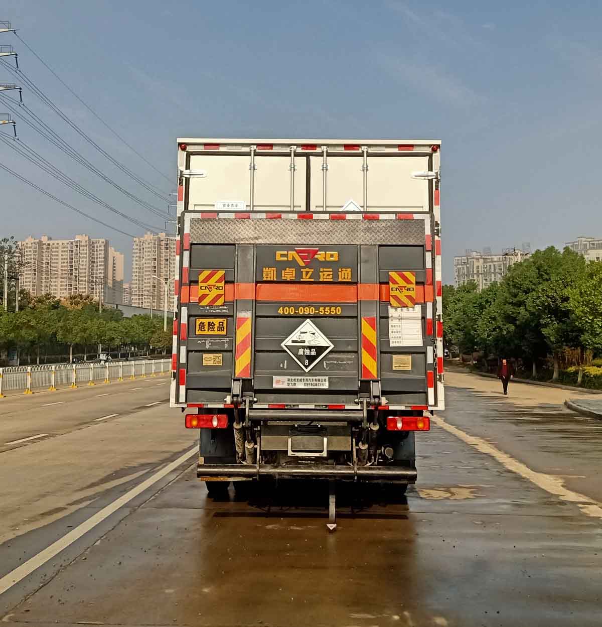 楚飛牌CLQ5180XFW6D腐蝕性物品廂式運(yùn)輸車公告圖片