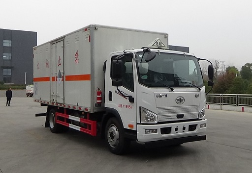 程力威牌CLW5120XZWCDP雜項(xiàng)危險物品廂式運(yùn)輸車公告圖片