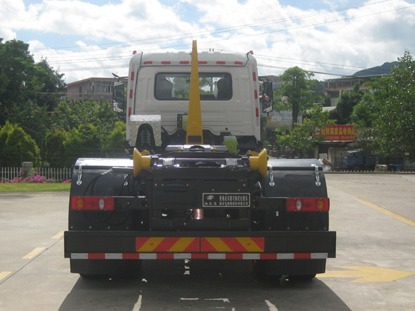 福龍馬牌FLM5181ZXXDFBEV純電動車廂可卸式垃圾車公告圖片