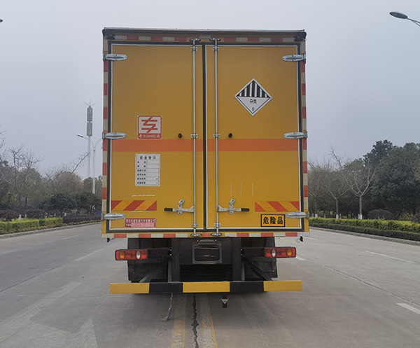 專威牌HTW5182XZWD6雜項(xiàng)危險(xiǎn)物品廂式運(yùn)輸車公告圖片