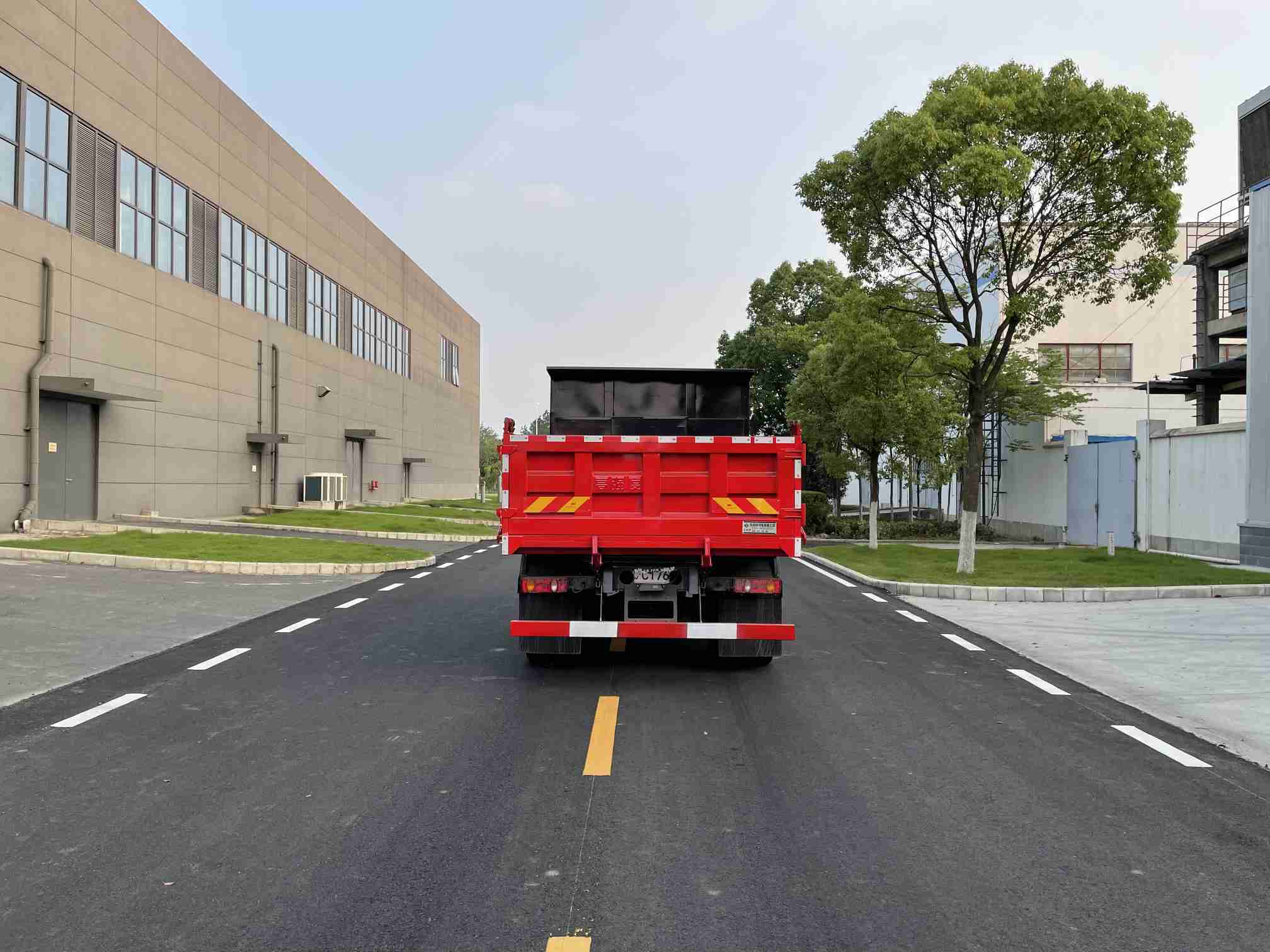 東風(fēng)牌EQ5180ZLJGSZ6D自卸式垃圾車公告圖片