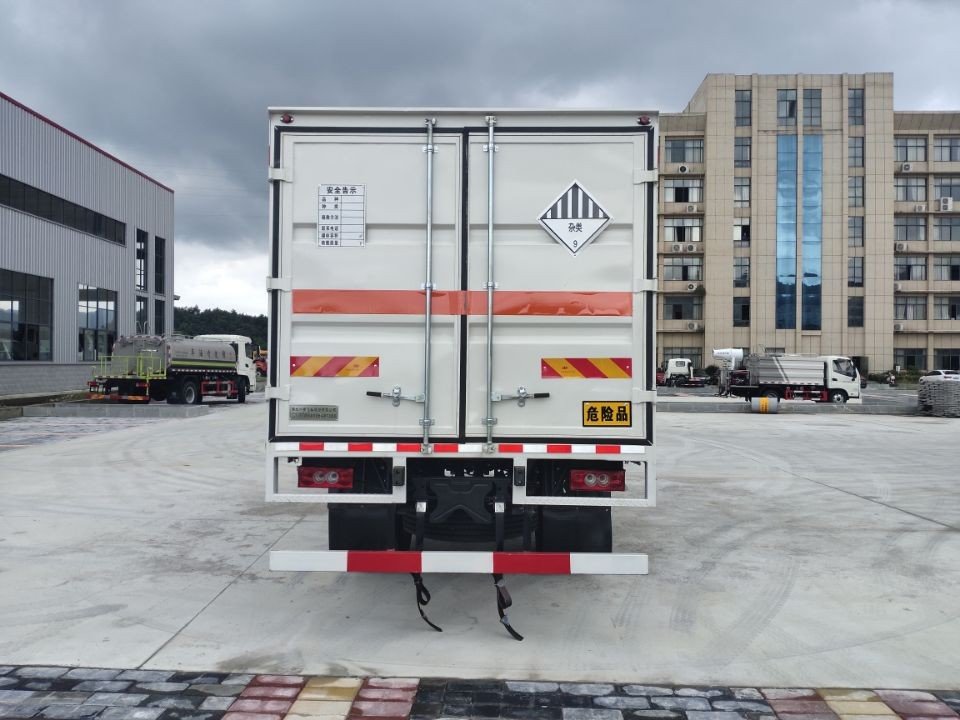 專致牌YZZ5128XZWBJ6雜項危險物品廂式運輸車公告圖片