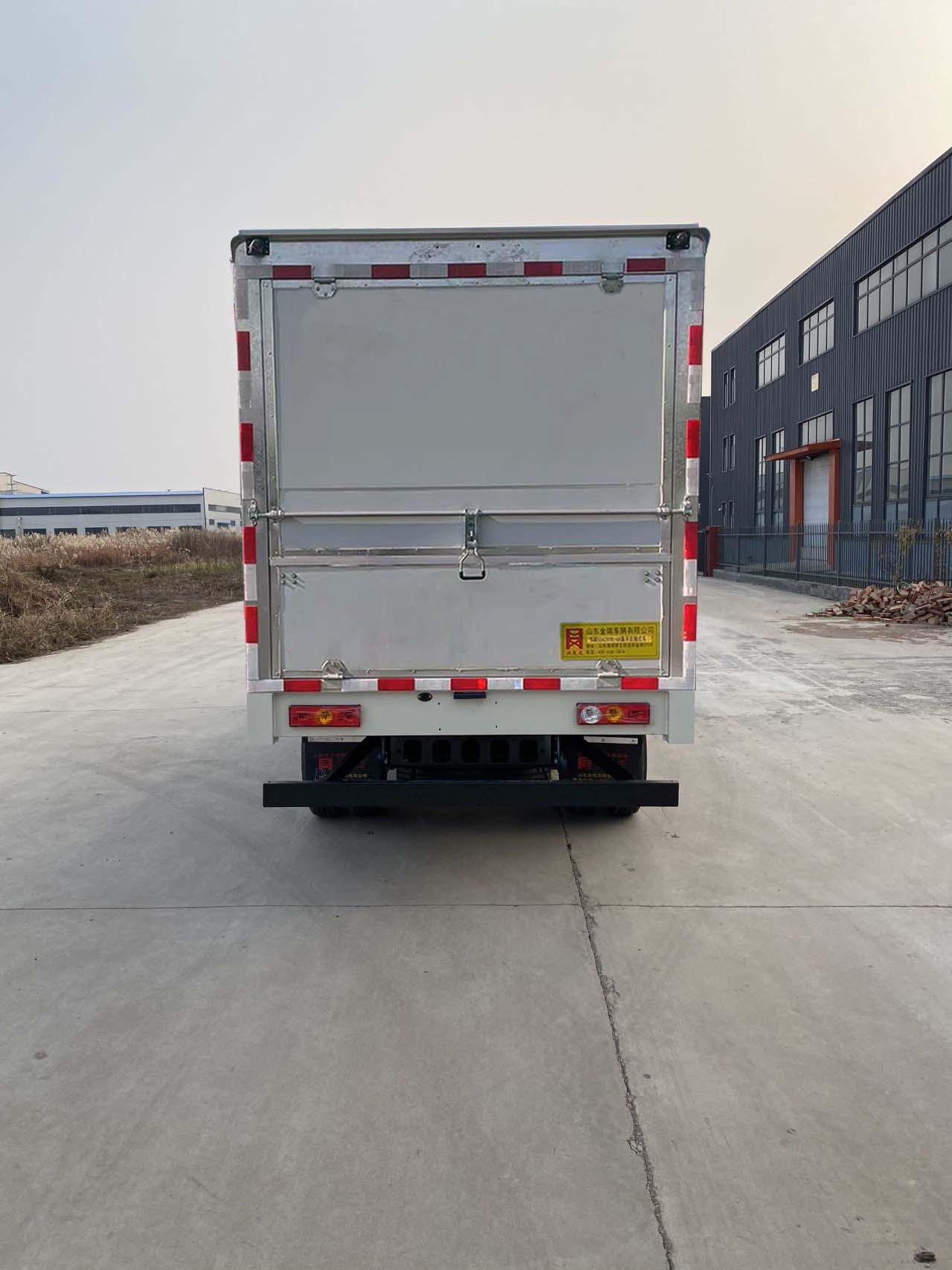 鴻星達(dá)牌SJR5042XYK1S-6A翼開啟廂式車公告圖片