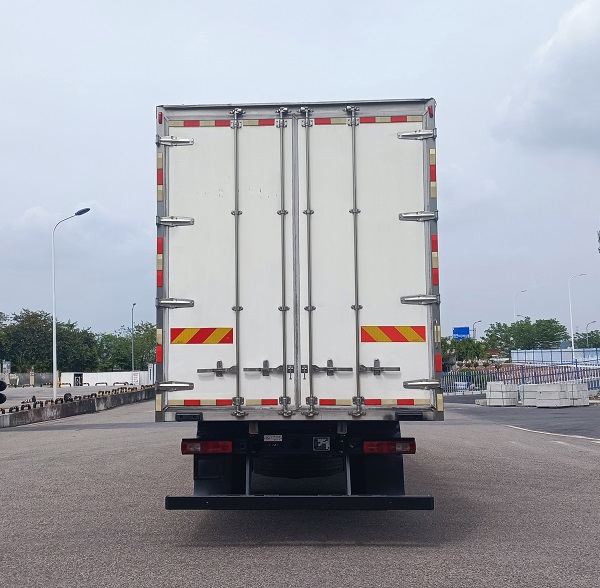 紅巖牌CQ5187XXYEY06711J廂式運(yùn)輸車公告圖片