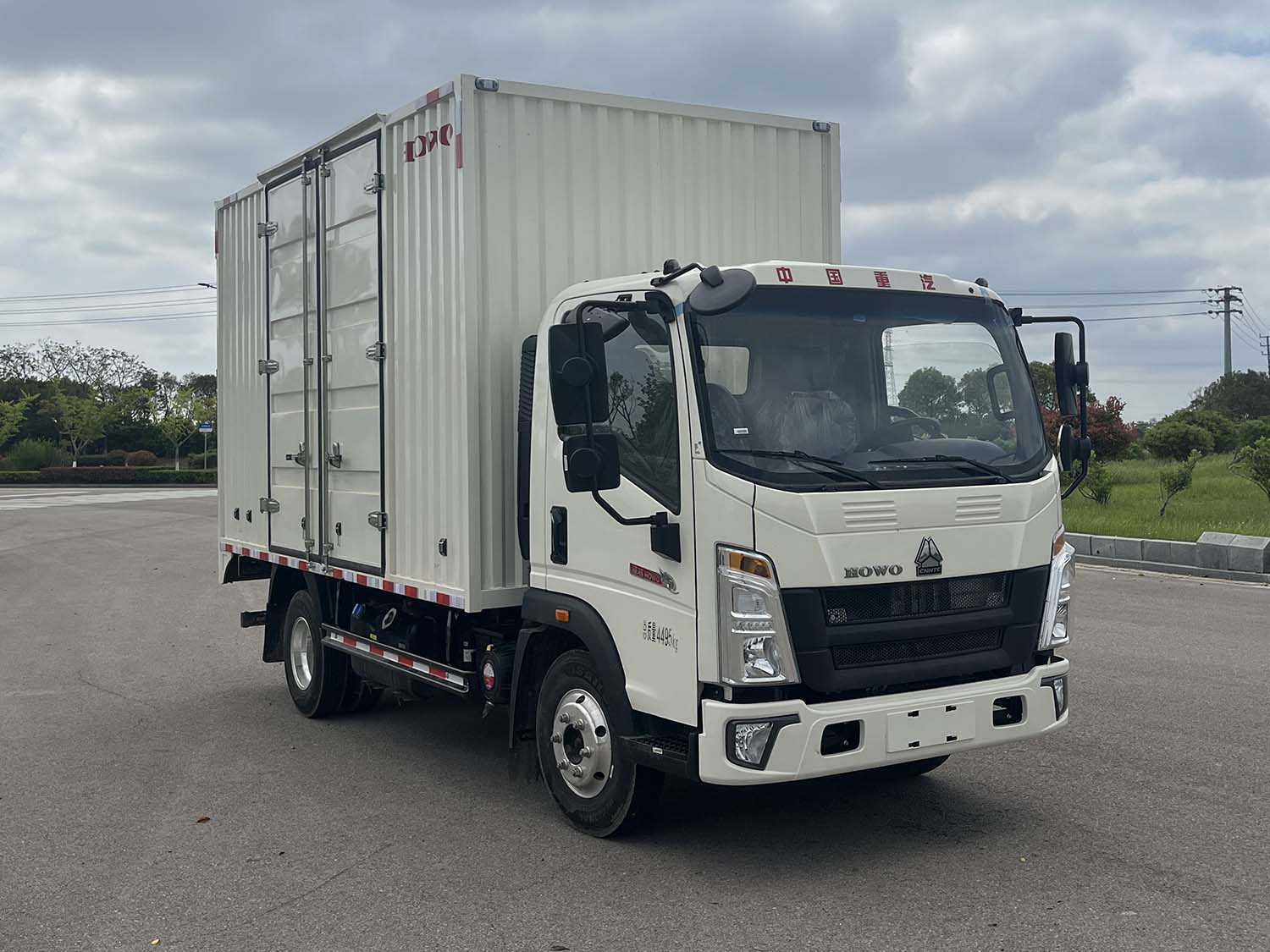 豪沃牌ZZ5047XXYF3415F145PHEV17插电式混合动力厢式运输车公告图片