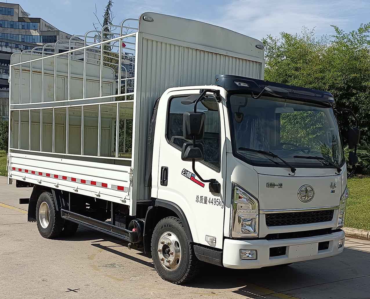 解放牌CA5040CCYK6L3E6-3倉(cāng)柵式運(yùn)輸車公告圖片