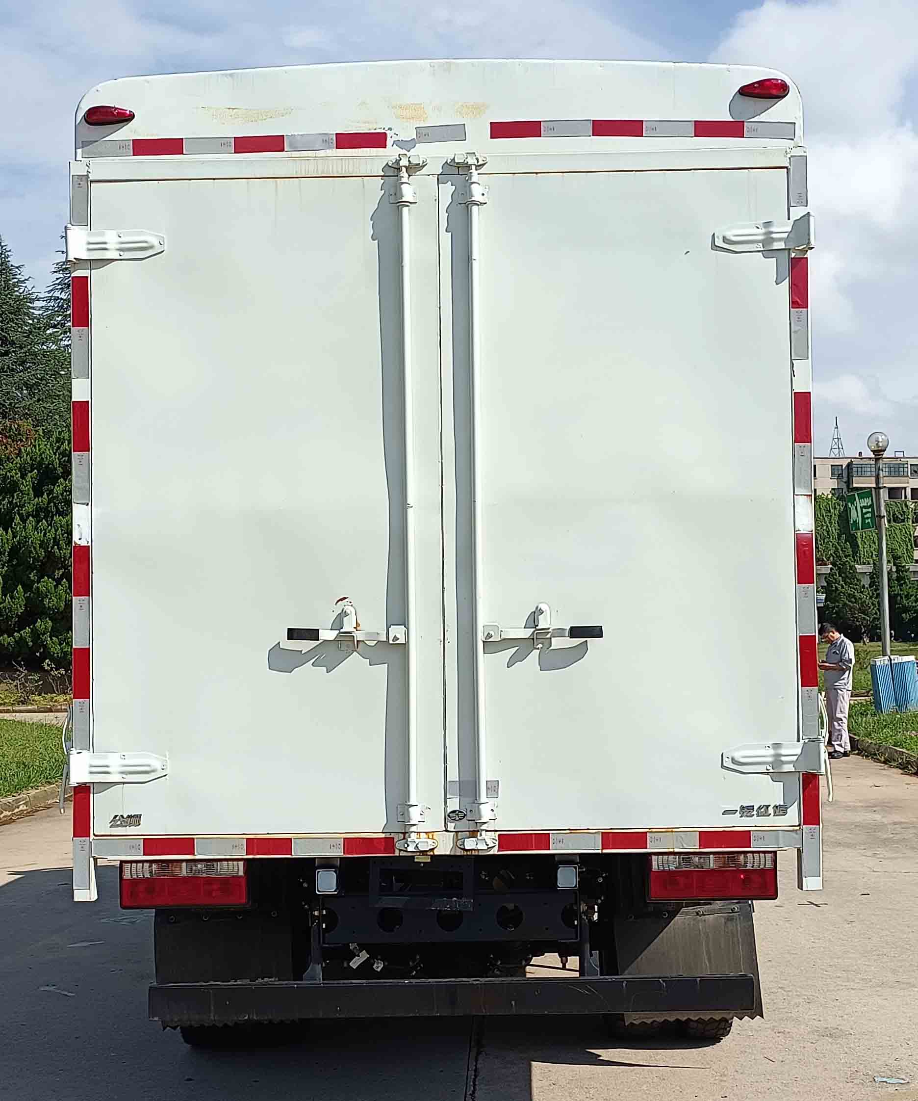 解放牌CA5040CCYK6L3E6-3倉(cāng)柵式運(yùn)輸車公告圖片