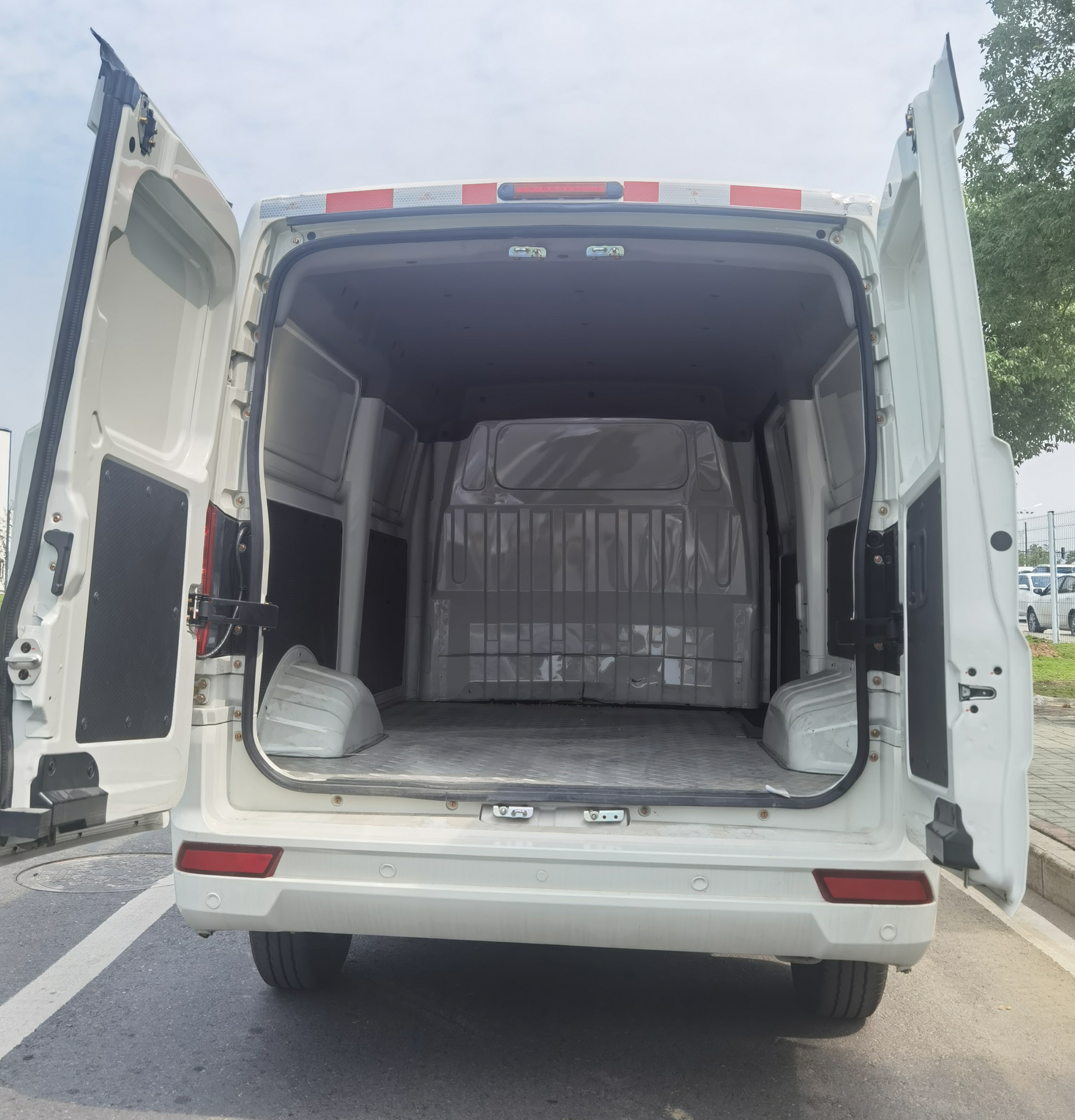 超越牌NJ5037XXYEV純電動(dòng)廂式運(yùn)輸車公告圖片