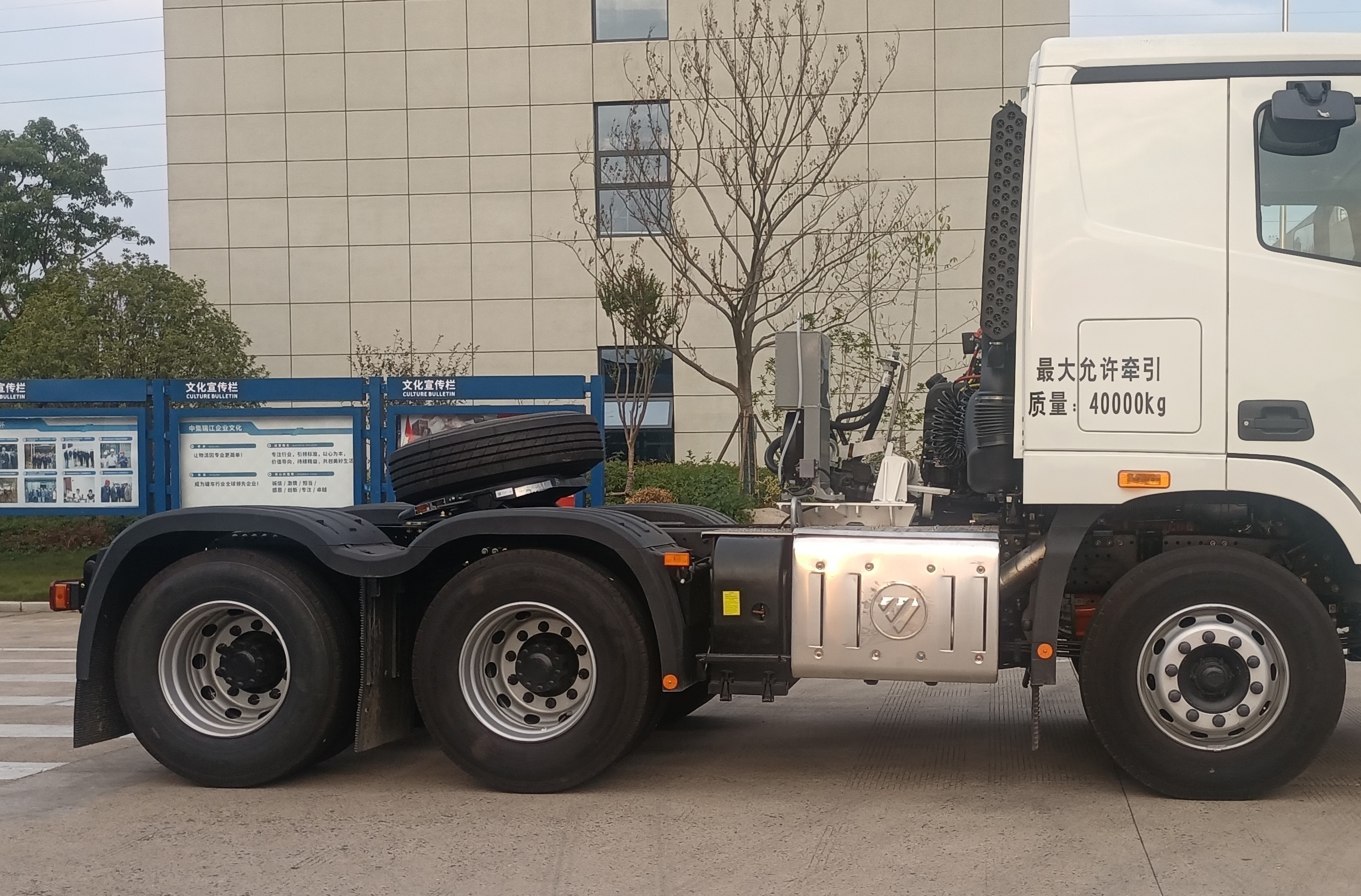 欧曼牌BJ4259Y6DEL-01半挂牵引车公告图片
