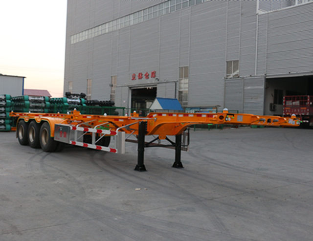 锣响牌12.5米34.7吨3轴集装箱运输半挂车(LXC9401TJZE)