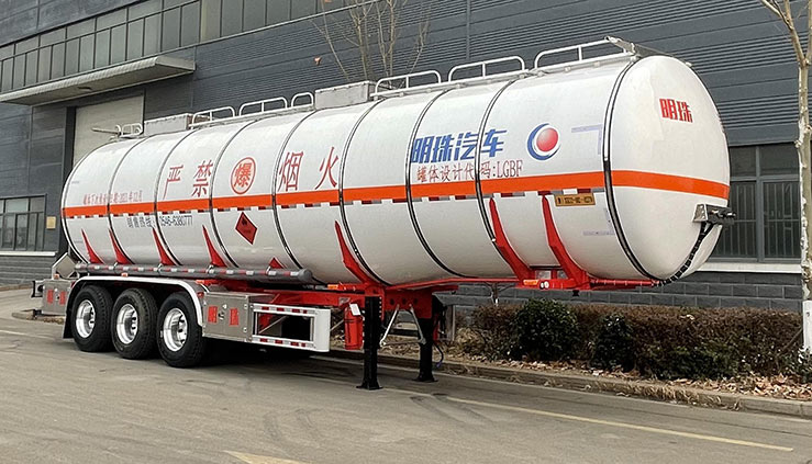河海明珠牌12.1米32吨3轴易燃液体罐式运输半挂车(MZC9401GRYX46)