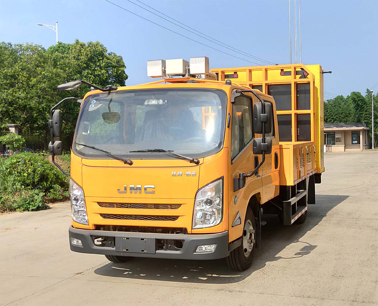 東方汽車牌ZDF5043TFZ防撞緩沖車公告圖片