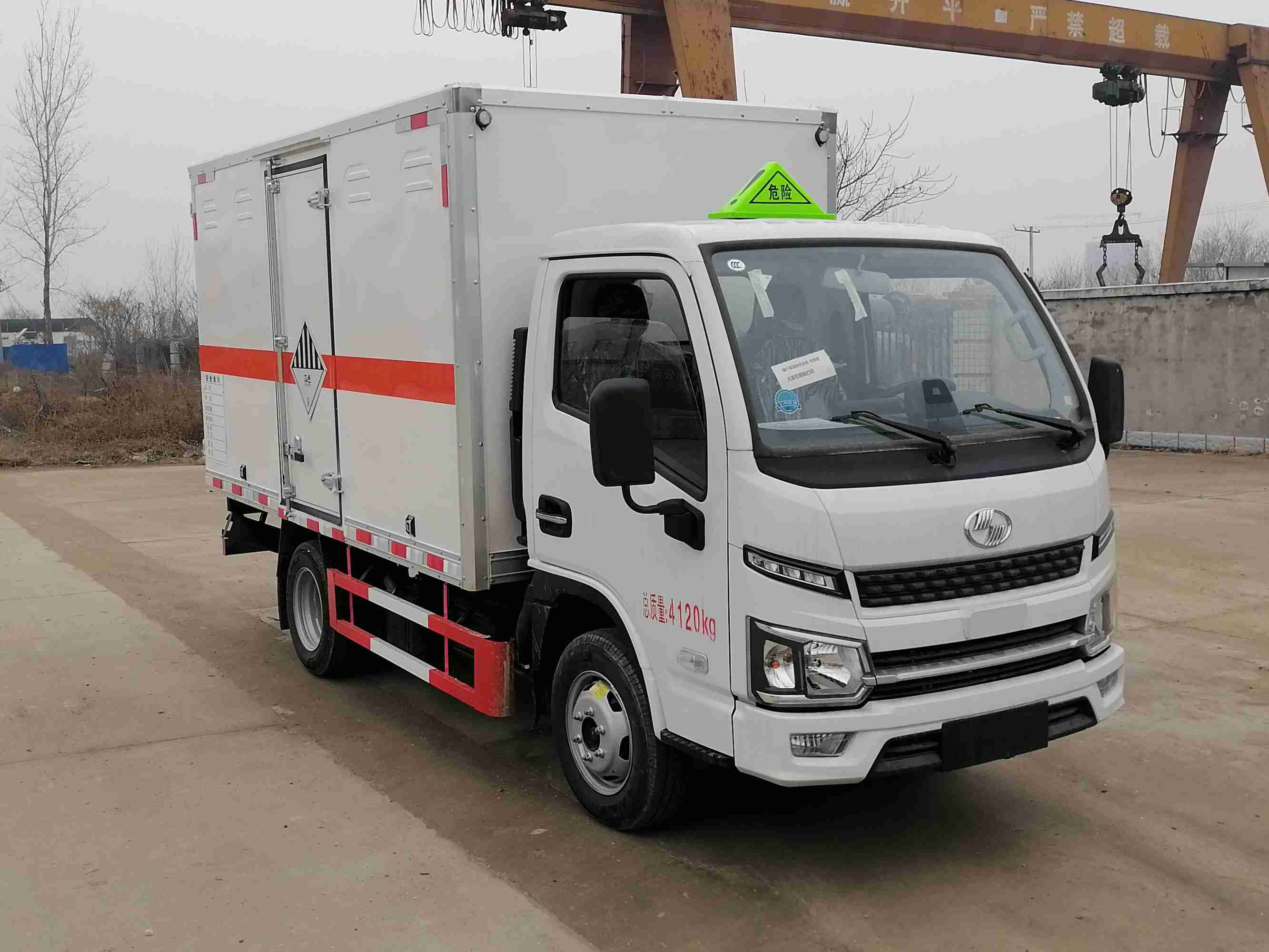 顺风智造牌SFZ5040XZWS6杂项危险物品厢式运输车公告图片