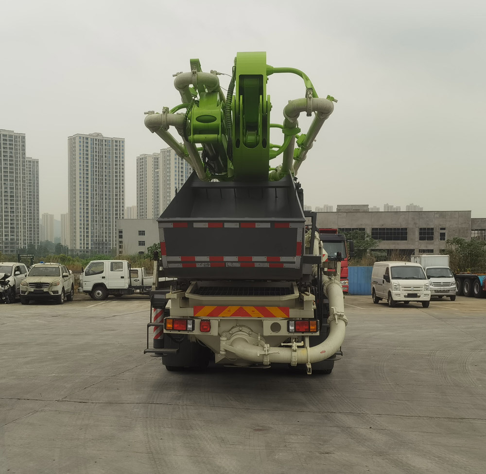 斯太尔牌ZZ5354THBV5747F1混凝土泵车公告图片