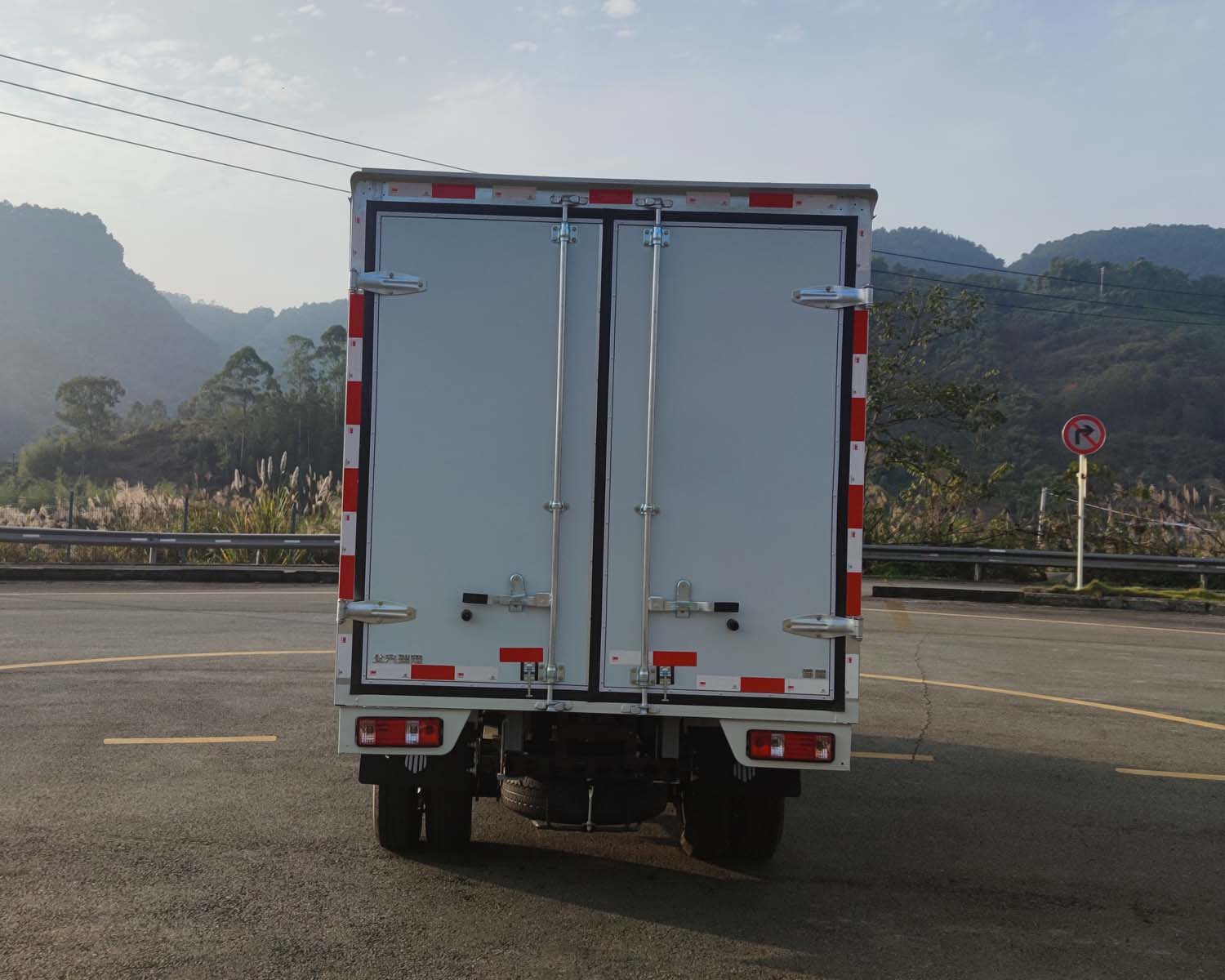 北京牌BJ5030XXYXMT1T厢式运输车公告图片