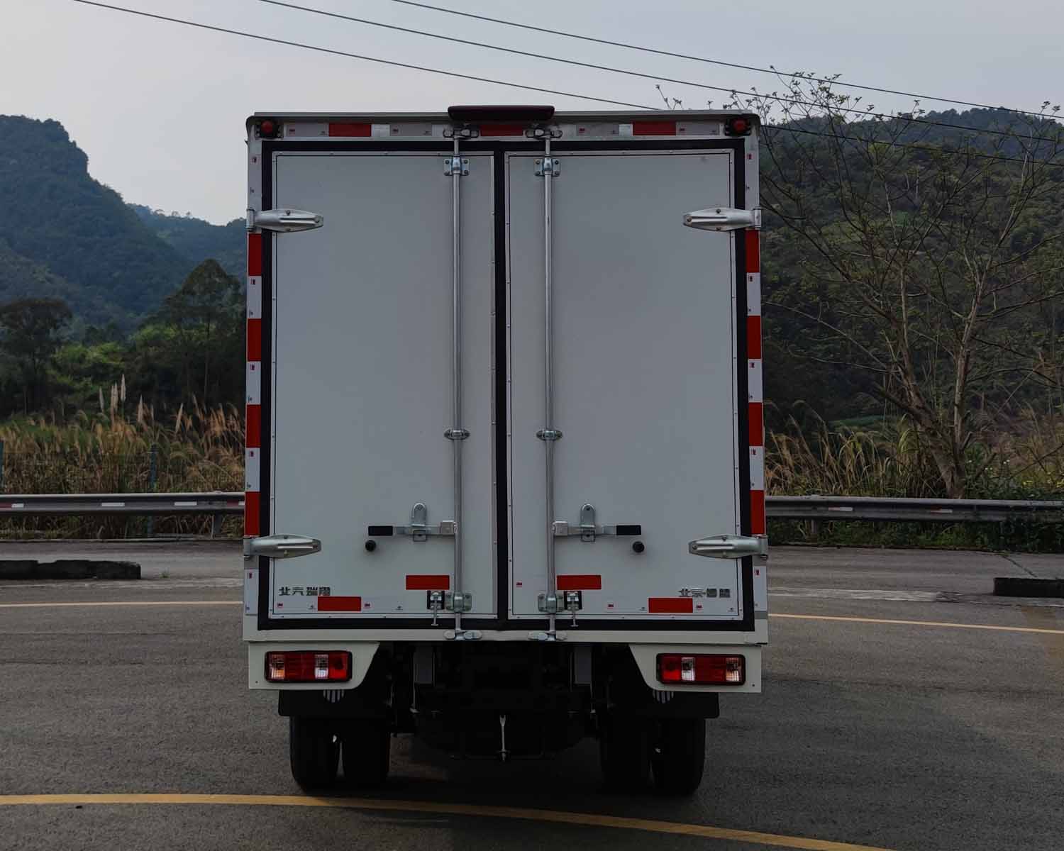 北京牌BJ5030XXYXMV1T1-1厢式运输车公告图片