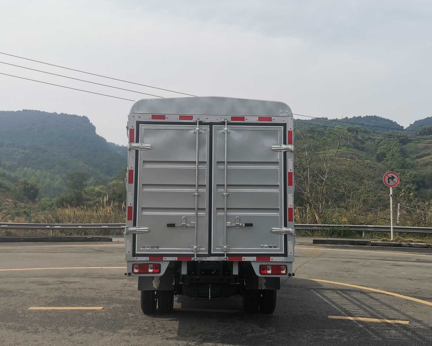 北京牌BJ5030CCYXMV1T-1倉柵式運輸車公告圖片