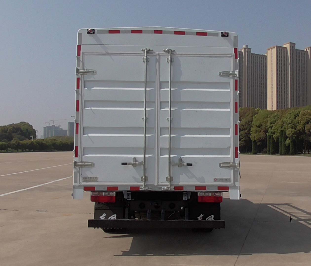 東風(fēng)牌EQ5040CCY2EDFAC倉(cāng)柵式運(yùn)輸車公告圖片