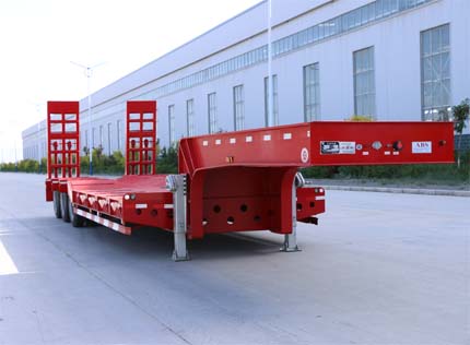 承威牌13米31.3吨3轴低平板半挂车(GCW9400TDP)