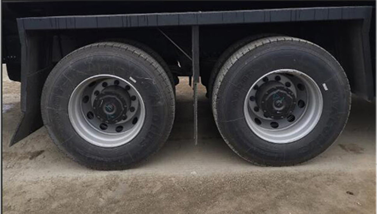 神狐牌HLQ5267GRYZZ6易燃液體罐式運(yùn)輸車公告圖片