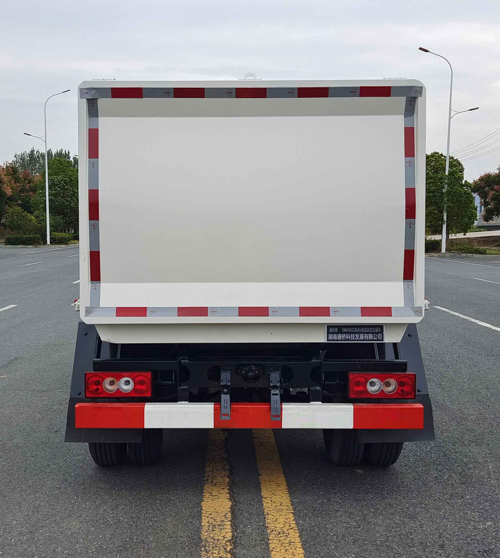瑭橋牌TQH5045ZZZBJE6自裝卸式垃圾車公告圖片